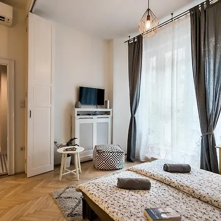 Bpr Charming Design With Balcony, A/c Apartment Budapest