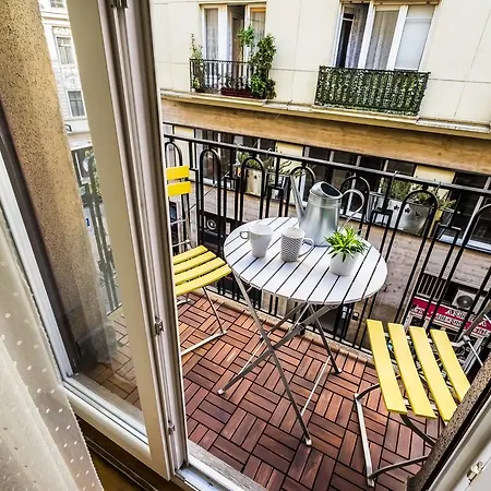 Bpr Charming Design With Balcony, A/c Apartment