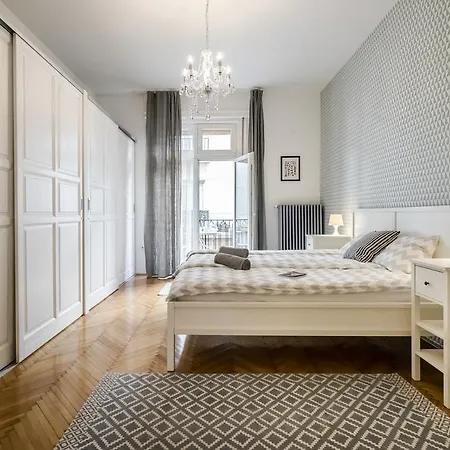 Bpr Charming Design With Balcony, A/c Apartment