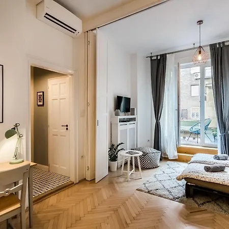 Apartment Bpr Charming Design With Balcony, A/c Budapest
