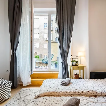 Bpr Charming Design With Balcony, A/c Apartment *