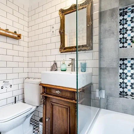 Bpr Charming Design With Balcony, A/c Apartment *