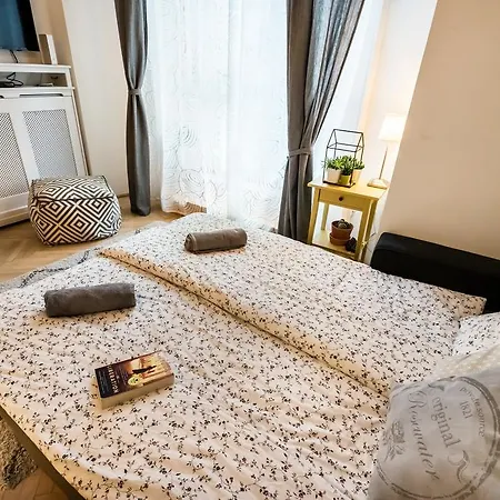 Bpr Charming Design With Balcony, A/c Apartment Budapest